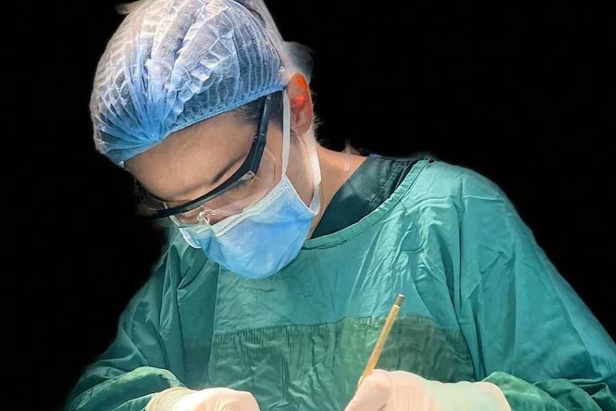 Dr. Havva Duru Ipek operating in theatre